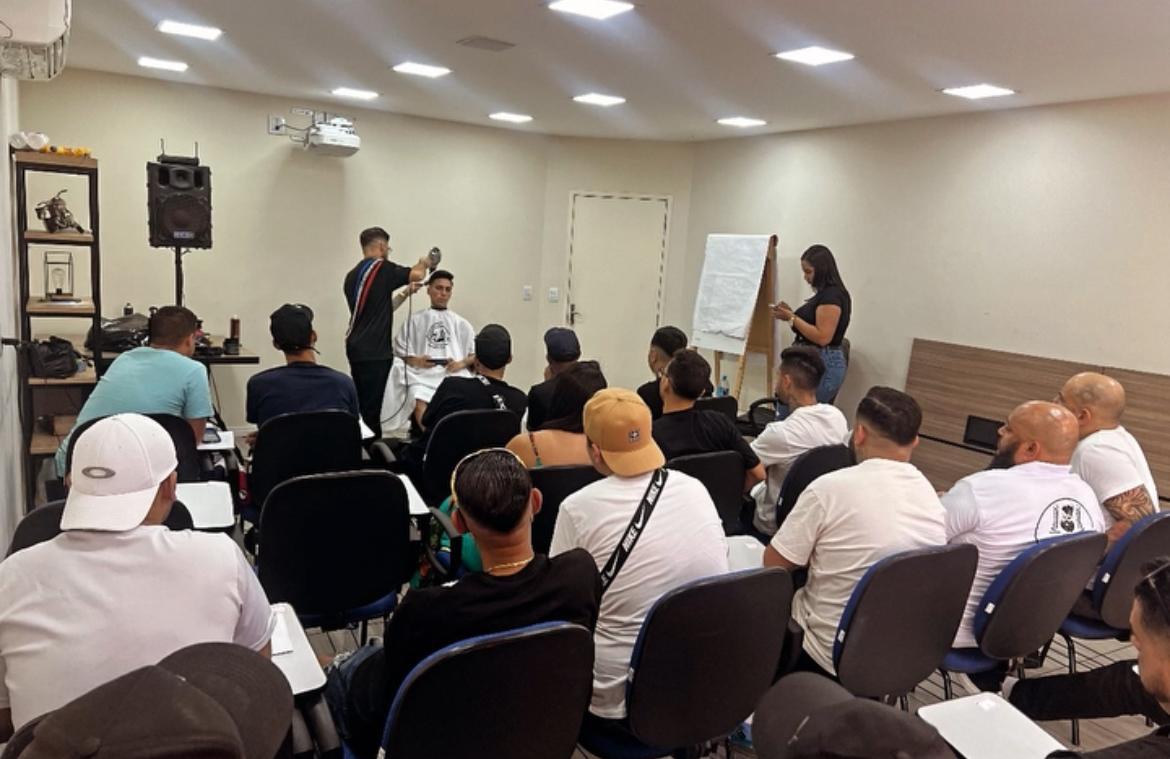 Barbeiro Roni ministrando aula presencial para barbeiros