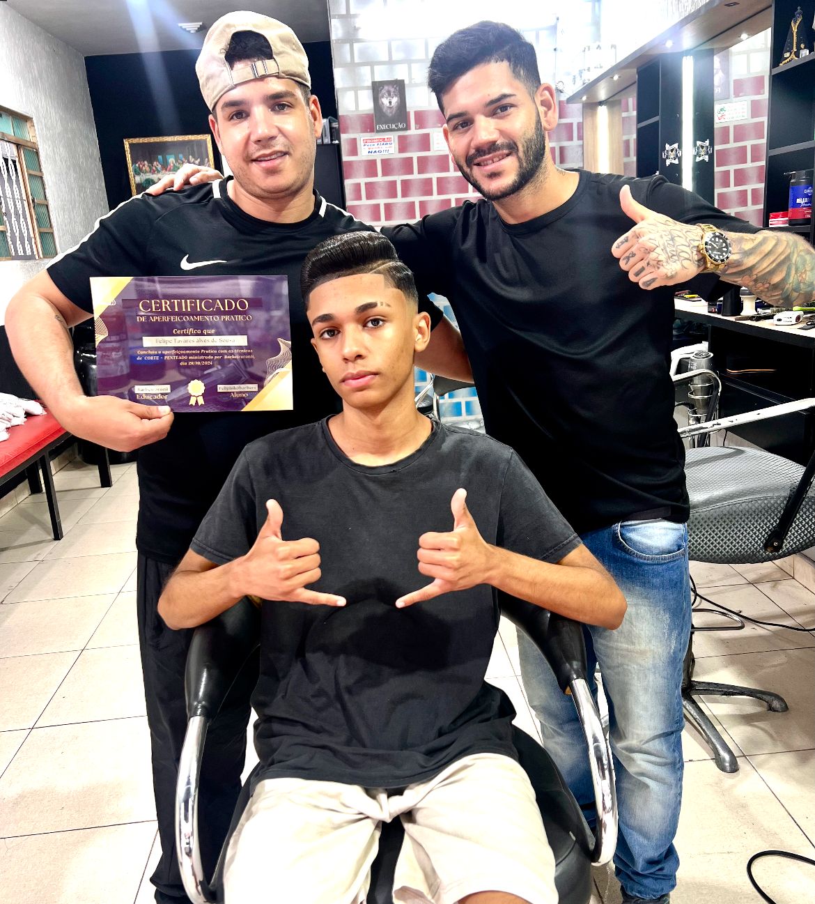 Barbeiro Roni durante entrega de certificado a aluno