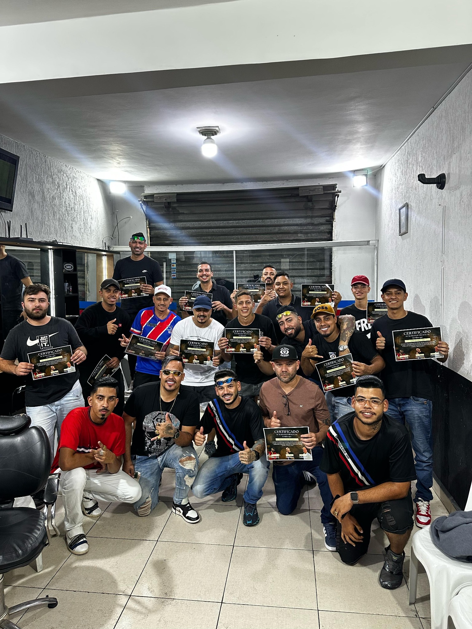 Barbeiro Roni reunido com uma turma de profissionais